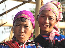 Twee Wa vrouwen in traditionele kleding