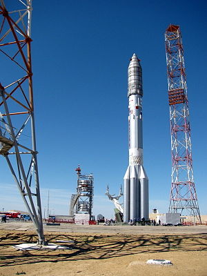 Proton-M na odpalovací rampě kosmodromu Bajkonur