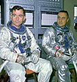 Załoga Gemini 3 podczas przygotowań do lotu