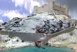 Maquette d'un château fort construit sur un sommet rocheux.