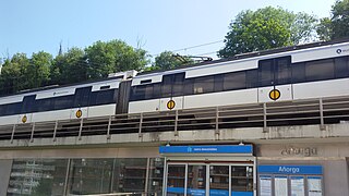 EMU-900 tren unitate bat geltokian.