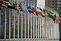 Değişik ülkelerin bayrakları, Birleşmiş Milletler Genel Merkezi önü.