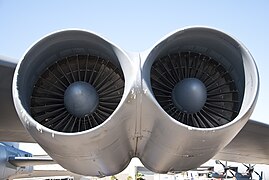 Vue rapprochée d'une nacelle contenant deux turboréacteurs TF-33 à double flux sur un B-52H.