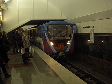 Челнок, прибывающий со станции «Волковская» на платформу, предназначенную для поездов со стороны «Садовой»
