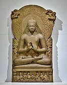 Buddha așezat; circa 475; gresie; înălțime: 1,6 m; Muzeul din Sarnath (India)