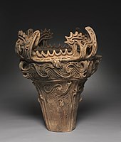 「火焔型」土器、紀元前2750年頃の縄文時代。取っ手に装飾が彫り込まれた土器、高さ61cm×直径55.8cm