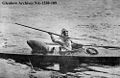 Cazador inuit canadiense en kayak con un arpón de punta giratoria; 1908.