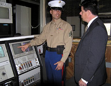 Морской пехотинец, охраняющий одно из посольств США