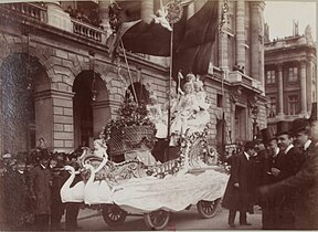 Mi-Carême à Paris 1903 : « Le Triomphe », char automobile électrique de Marie Missiaux, « Reine des Reines » de Paris pour la rive droite[11]