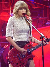 Taylor Swift menyanyikan "Red" dengan sebuah gitar elektrik