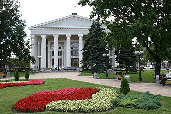 Théâtre dramatique et musical de Donetsk, place Lénine.