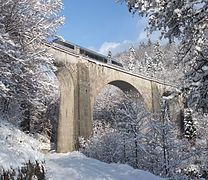 Passage d'un train sur le viaduc du Saillard, après une chute de neige.