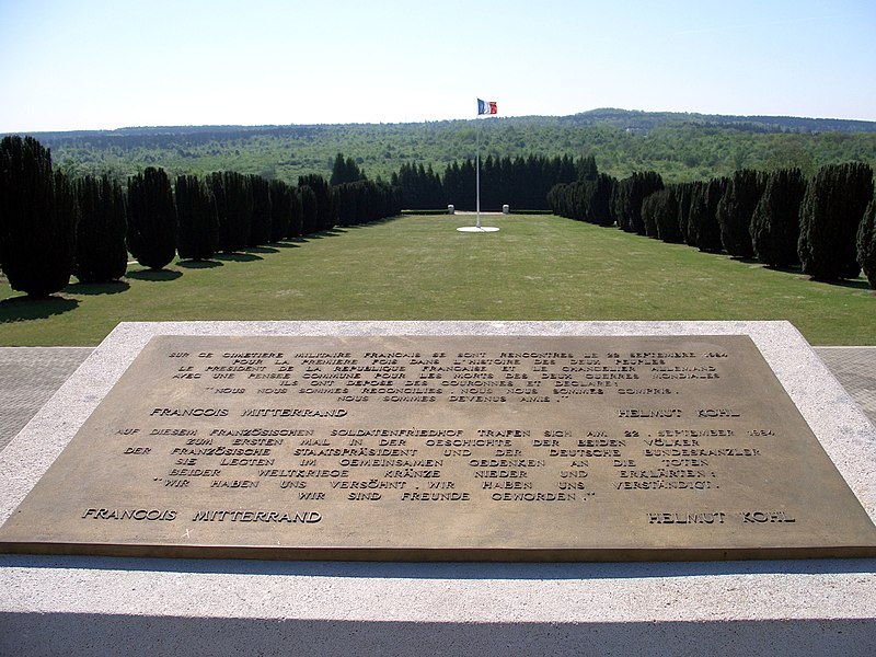 Datei:Gedenkplatte Mitterrand-Kohl Douaumont.jpg