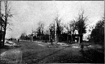 Der Lindenplatz abermals aus Richtung Puppenbrücke, doch nach den Veränderungen des Jahres 1905; rechts die Fackenburger Allee, links die heutige Konrad-Adenauer-Straße noch ohne das Bahnhofsgebäude, das heute an ihrem Ende steht