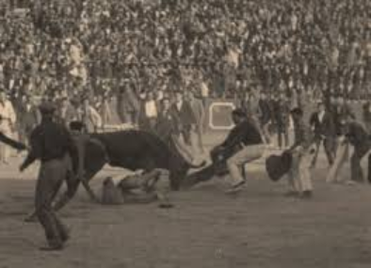 File:Hemingway bullfighting cropped.png