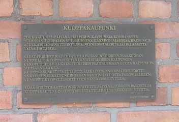 Kuoppakaupungin muistolaatta Porissa julkistettiin vuonna 2002.