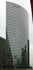 Tour lenticulaire avec extrusion d'une forme conique sur les 26 premiers étages.