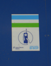 Photo : logo Bi-Bop bleu blanc vert au-dessus d'un symbole de téléphone tenu en main.