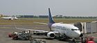 Pesawat Boeing 737-500WL milik Sriwijaya Air di Bandara Juanda, Surabaya.