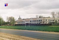 Школа в Октябрьском. Здание 1998 г. постройки
