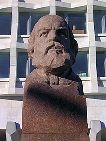 Памятник И. Н. Ульянову у Ульяновского педагогического университета