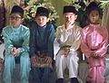 Малайские дети в национальном костюме «Баджу мелайю»
