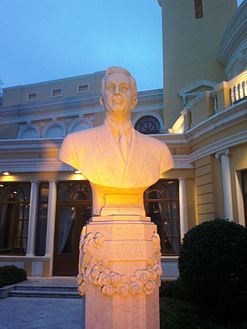 Бюст Магомаева в Баку (перед зданием филармонии его имени)