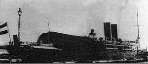 «Lahn», переоборудованный в воздухоплавательный крейсер, под германским коммерческим флагом.