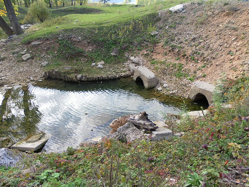 Файл:Выход воды из родника Красный Ключ.JPG