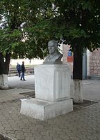 Бюст Ленину у здания вокзала, 2013 год