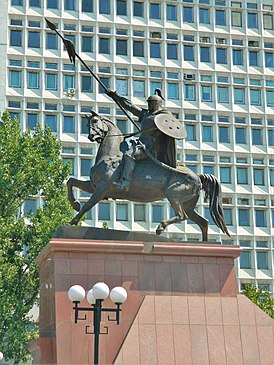Конный памятник Райымбек-батыру на проспекте его имени в Алма-Ате, 2012