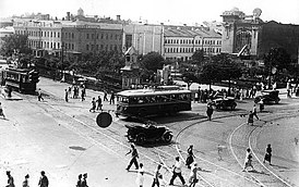 Триумфальная площадь в 1934 году. Здание бывшего театра «Альказар» — в левом верхнем углу снимка, с вывеской «Театр cатиры»