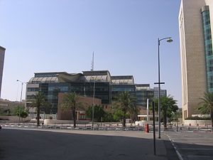 Торгово-офисный центр «Кирьят-ха-Мемшала» (справа — здание суда)