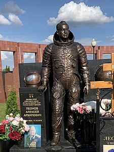 Памятник на могиле Алексея Леонова на ФГУ «ФВМК» в подмосковных Мытищах (скульптор Ярослав Бородин[60]).