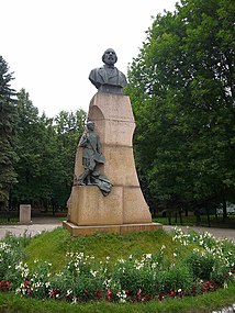 Памятник директору народных училищ на бывшем кладбище Покровского монастыря