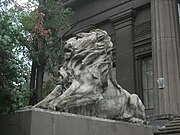 Лев на вході до музею