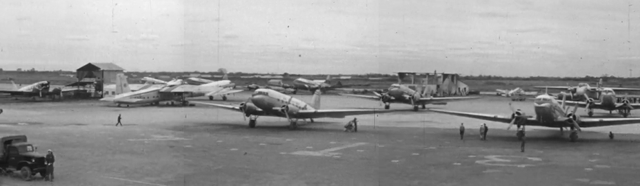 ​Панорама аэродрома Зялам вскоре после нападения, март 1954 года. Крайний слева C-47 не имеет носовой части — возможно, это № F-OANH, подорванный вьетминевцами (склейка из кадров кинохроники) - На мирно спящих аэродромах Тонкина | Warspot.ru