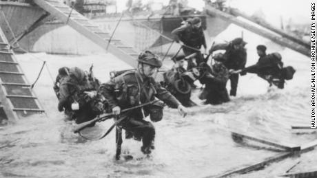 Troops from the 48th Royal Marines at Saint-Aubin-sur-mer on Juno Beach, Normandy, France, during the D-Day landings, 6th June 1944. (Photo by Hulton Archive/Getty Images)