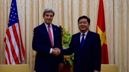 Secretary Kerry Greets Ho Chi Minh Cit Party Secretary Dinh La Thang