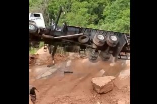 Видео: автокран перевернул сам себя