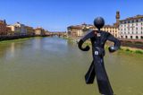      Ponte alle Grazie.
   The Walking Man ( ).
    -  ,        Clet.
 ""   .