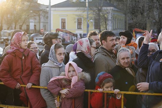 Очередь к мощам святителя Спиридона у Храма Христа Спасителя. Москва, 2007 год