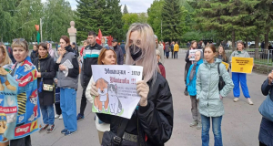 Более 100 человек и около 30 собак пришли на митинг против эвтаназии бродячих животных в Барнауле