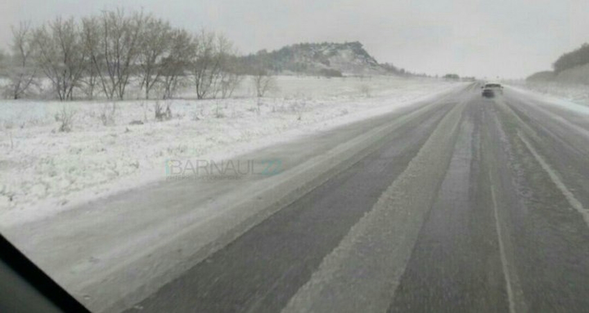 Пора &quot;переобуваться&quot;. На трассе под Рубцовском неожиданно наступила зима