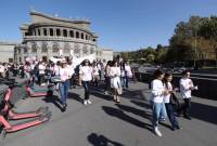 Месячник борьбы с раком молочной железы завершился шествием: участвовала и 
министр Аванесян