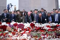 La élite militar de Armenia rindió homenaje a la memoria de las víctimas del genocidio 
armenio en Tsitsernakaberd
