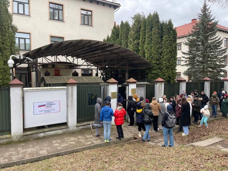 Вход в российское посольство в Вильнюсе, Латвия