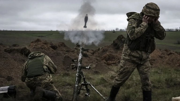 Украине сейчас отчаянно не хватает боеприпасов, отчасти из-за политических разногласий в западных странах