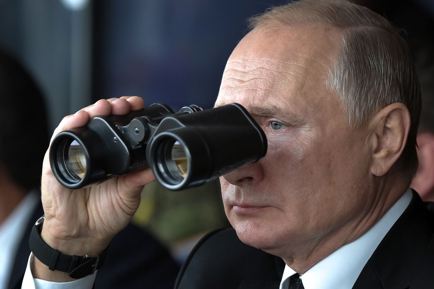 Президент РФ Путин смотрит в сторону Запада на военных учениях, 2019 год.