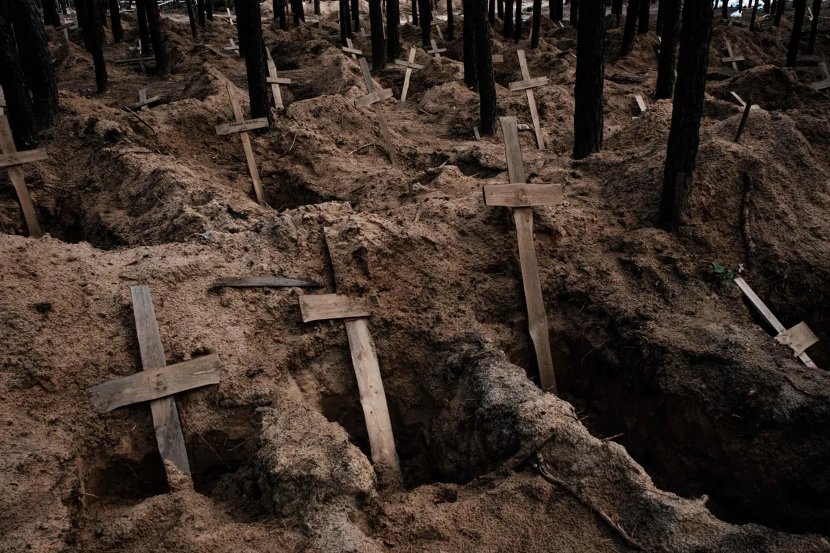 Пустые могилы после эксгумации тел с братского кладбища, созданного во время российской оккупации в Изюме, Украина
